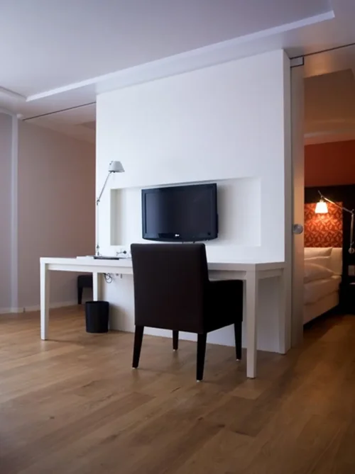 Parkett mit Bett Stuhl und Tisch