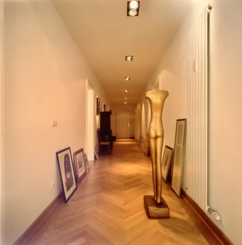 Parkettflur mit Statue und Bildern