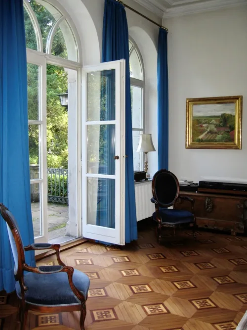 Raum mit Mosaikparkett und Tuer zum Garten